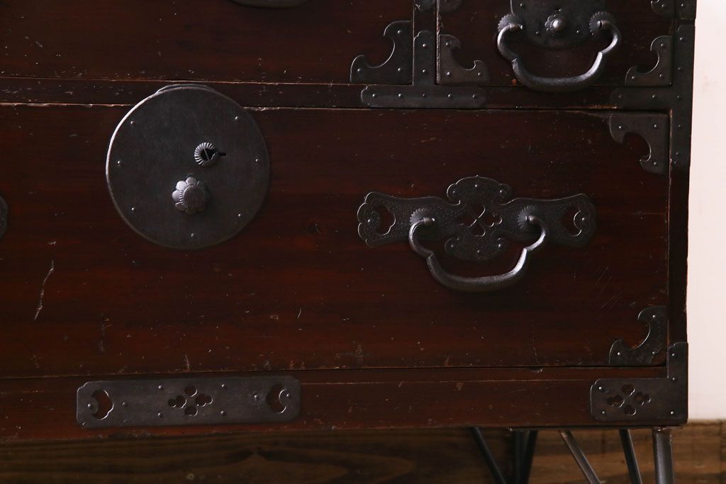 アンティーク家具　和製アンティーク　鉄脚　大振りな金具がアクセントになった漆塗りの松本衣装箪笥ローボード(チェスト)