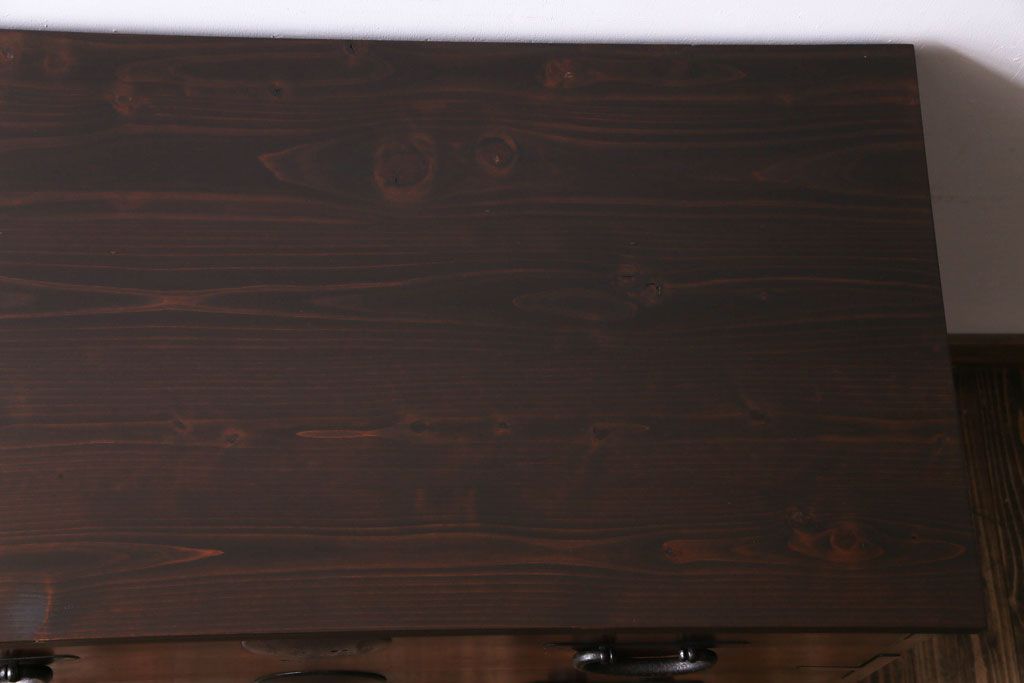 アンティーク家具　リメイク品　シンプルな丸金具が魅力の鉄脚付き時代箪笥ローボード(ローチェスト、リビングボード)