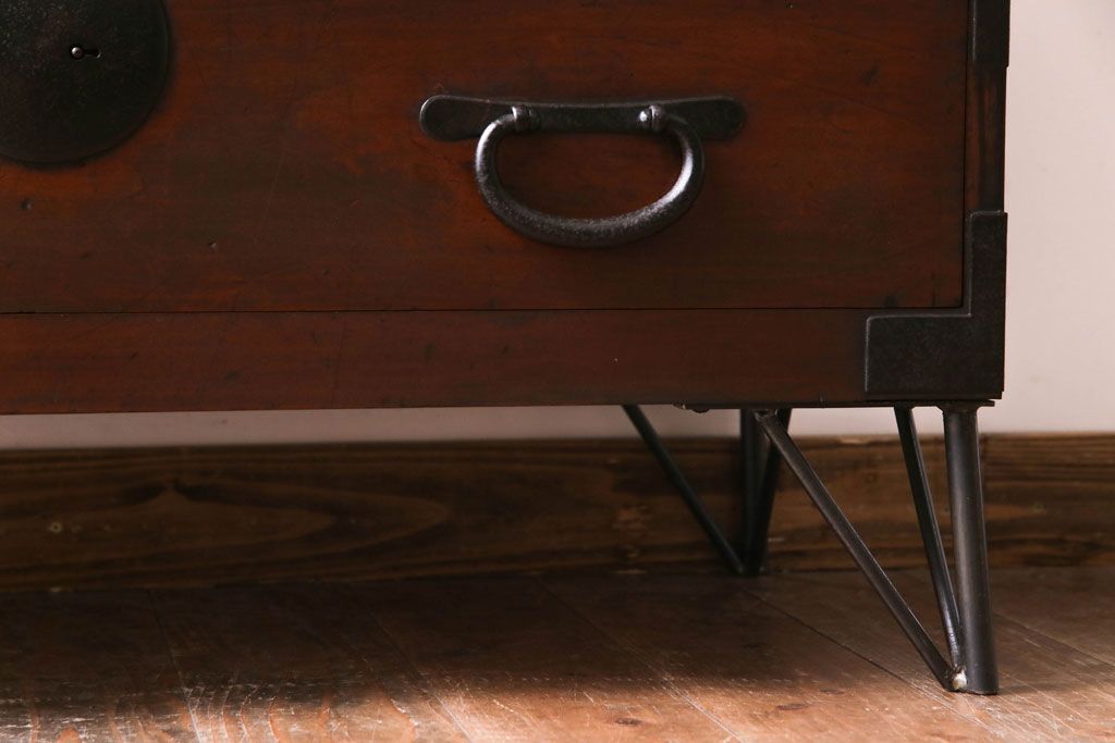 アンティーク家具　リメイク品　シンプルな丸金具が魅力の鉄脚付き時代箪笥ローボード(ローチェスト、リビングボード)