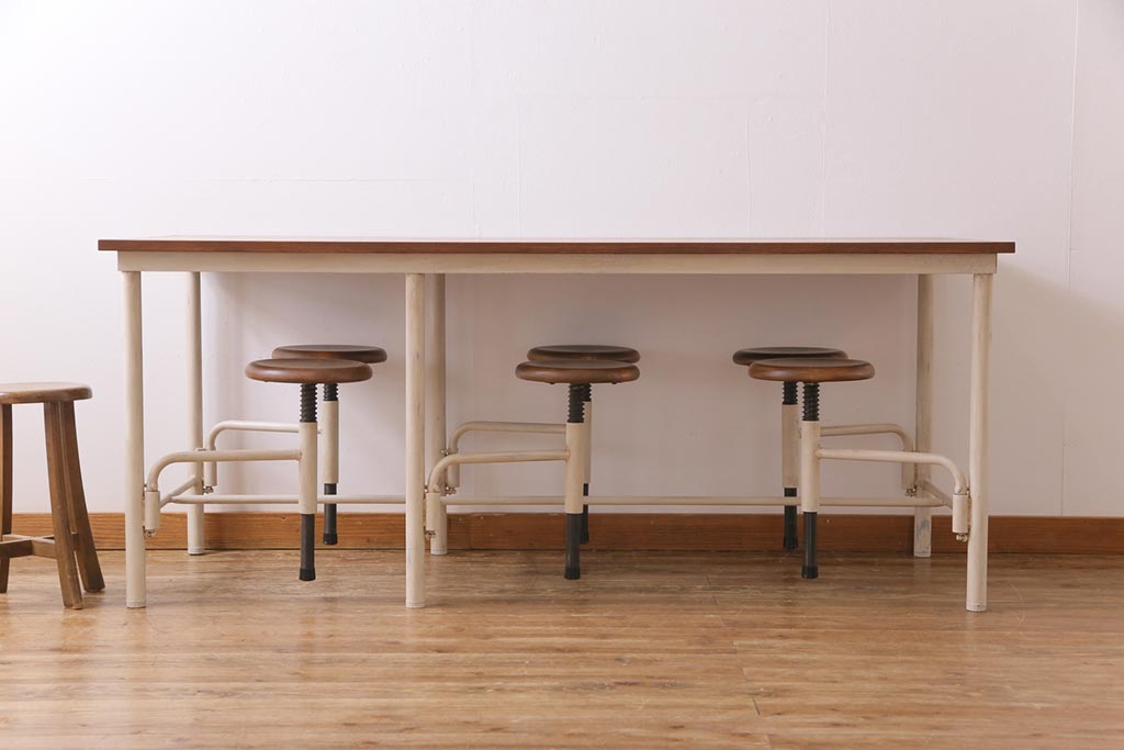 【オーダー家具実例】格納スツール6脚付きテーブルを新規製作しました。ラフジュ工房オリジナルの商品を参考に、ご希望サイズで再現。天板のホワイトオークの木色と、ペイントしたアンティークホワイトが相まってナチュラルな雰囲気に!(ダイニングテーブル、作業台、椅子)