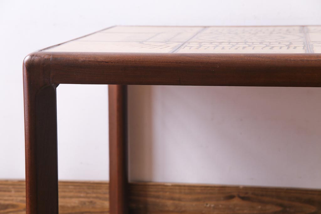 レトロ家具　デンマークビンテージ　レトロな柄のタイルトップセンターテーブル(コーヒーテーブル、ローテーブル)