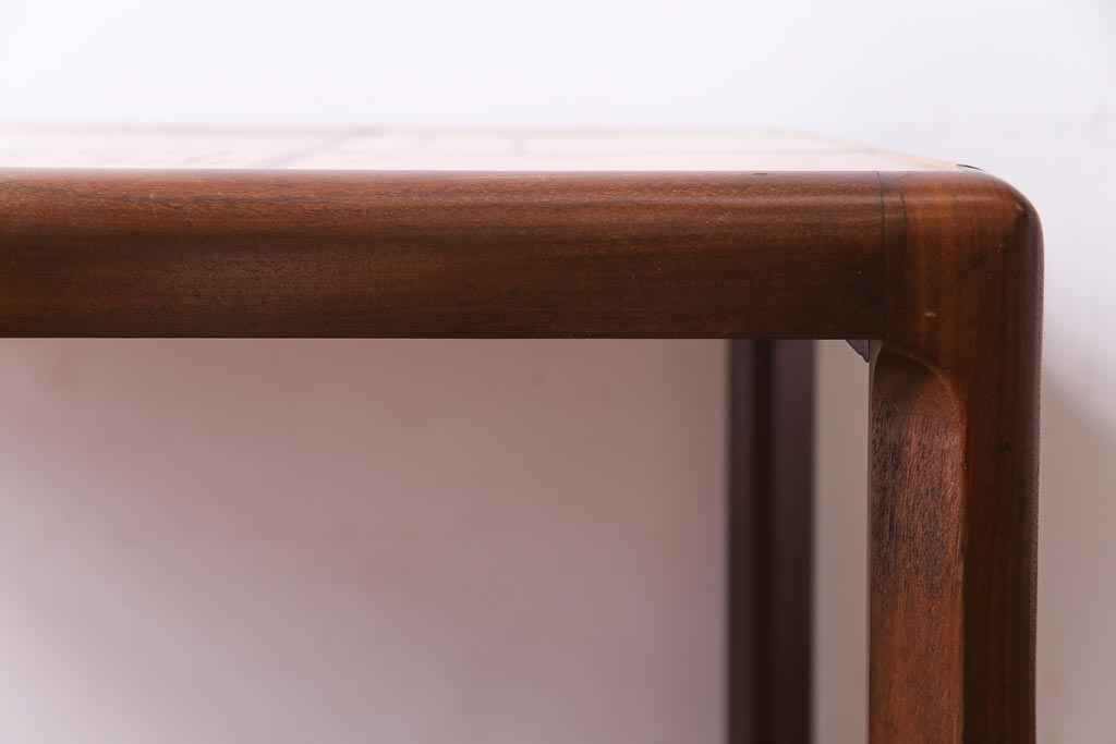 レトロ家具　デンマークビンテージ　レトロな柄のタイルトップセンターテーブル(コーヒーテーブル、ローテーブル)