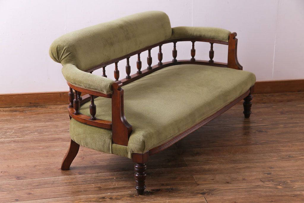 アンティーク家具　イギリスアンティーク　ウォールナット　凝ったデザインと上品な佇まいが素敵なソファ(2人掛けソファ、長椅子)