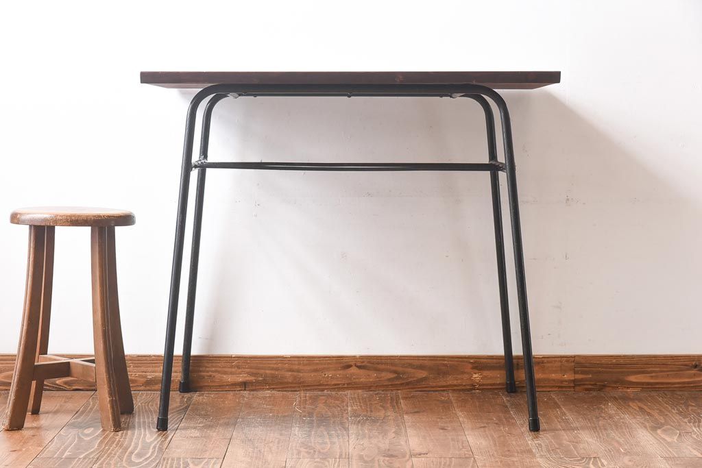 リメイク　ヒノキ材天板　古い鉄脚を合わせた小振りのテーブル(サイドテーブル、作業台、鉄脚テーブル)(1)