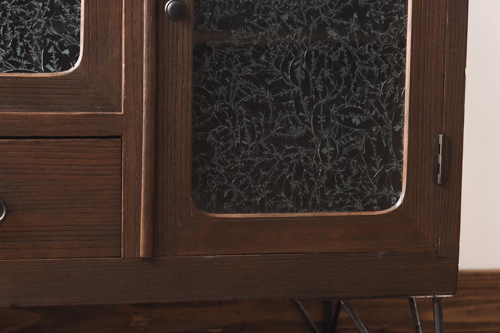 レトロ家具　昭和レトロ　桐材　鉄脚付き　結霜ガラスが品の良いタンスローボード(収納棚、リビングボード)