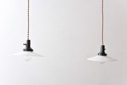 昔懐かしい白い平笠シェードの吊り下げ照明(天井照明、ペンダントライト)2個セット(2)