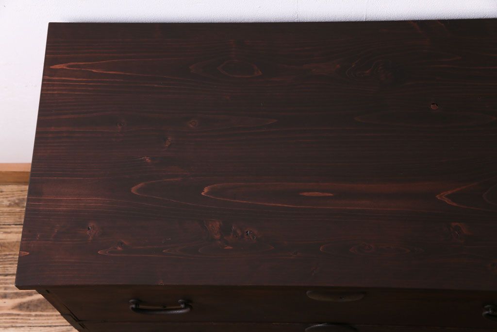 アンティーク家具　和製アンティーク　鉄脚付き　前面ケヤキ材　味わいのある風合いが魅力の箪笥ローチェスト(ローボード、衣装箪笥)