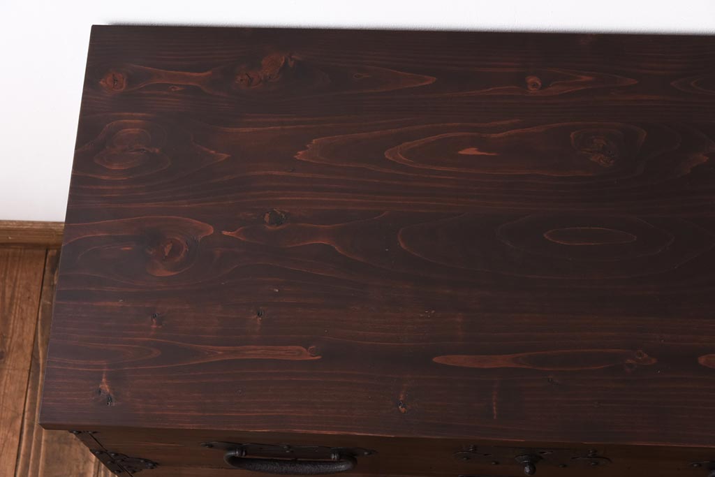 アンティーク家具　和製アンティーク　杉材　鉄脚付き　味わいのある趣の時代箪笥ローボード(リビングボード、引き出し)