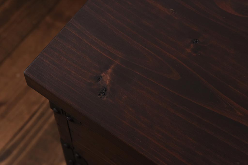 アンティーク家具　和製アンティーク　杉材　鉄脚付き　味わいのある趣の時代箪笥ローボード(リビングボード、引き出し)