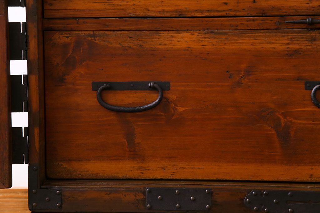 アンティーク家具　和製アンティーク　前面ヒノキ材　無骨な雰囲気を漂わせる観音開き戸の箪笥ローチェスト(ローボード、引き出し、リビングボード)