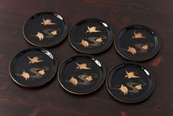 和製アンティーク　鶴と亀の図　縁起の良い図柄が魅力的な木製皿(漆器、和食器)6枚セット(2)