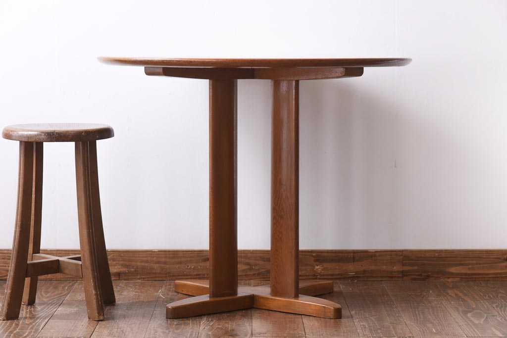 ビンテージ家具　ヴィンテージ　ナラ材　脚のデザインが印象的なコーヒーテーブル(ラウンドテーブル、サイドテーブル)