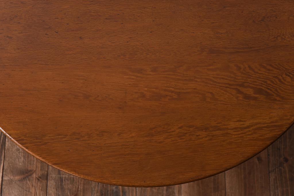 ビンテージ家具　ヴィンテージ　ナラ材　脚のデザインが印象的なコーヒーテーブル(ラウンドテーブル、サイドテーブル)