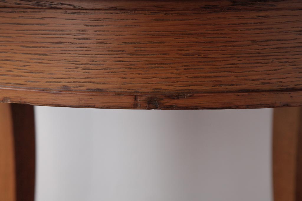 中古　天童木工　木目を生かした天板がおしゃれなラウンドテーブル(サイドテーブル、カフェテーブル)