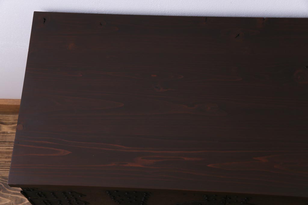 アンティーク家具　和製アンティーク　鉄脚付き　細かな鋲金具が目を引く観音開き箪笥ローボード(ローチェスト、衣装箪笥)