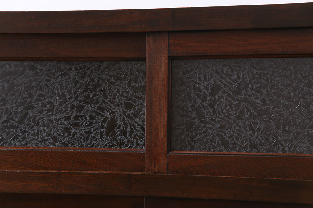 アンティーク家具　和製アンティーク　前面ケヤキ材　結霜ガラスが入った小振りなガラス収納棚(戸棚、茶棚)