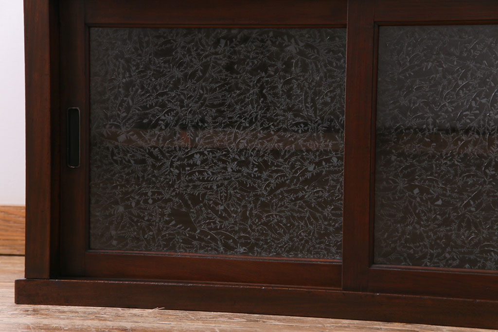 アンティーク家具　和製アンティーク　前面ケヤキ材　結霜ガラスが入った小振りなガラス収納棚(戸棚、茶棚)