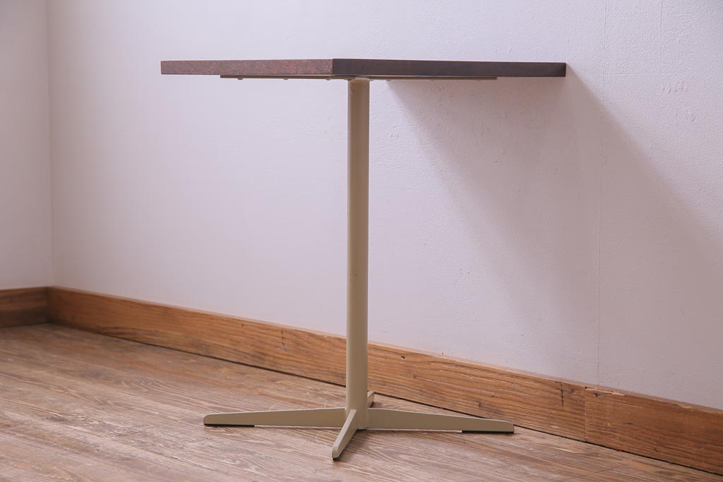 アンティーク家具　昭和中期　天板ナラ材　淡いペイントカラーがおしゃれな鉄脚テーブル(コーヒーテーブル、サイドテーブル)(3)