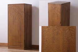 アンティーク家具　高級品　朴の木　三方彫刻　藤が上品な印象を与える小振りな収納棚(キャビネット)