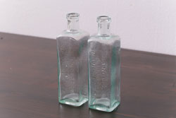 アンティーク雑貨　イギリスビンテージ　エンボスがおしゃれなガラスビン2つセット(硝子瓶、小瓶)