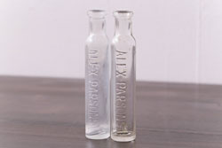 アンティーク雑貨　イギリスビンテージ　エンボス入り　細身のシルエットが素敵な小瓶2つセット(硝子瓶、ガラスビン)