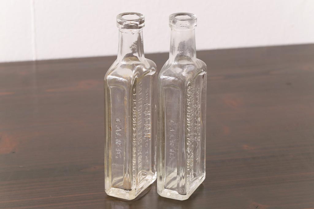 アンティーク雑貨　アメリカビンテージ　California Fig Syrup エンボスが可愛らしいガラスビン(ボトル、硝子瓶)