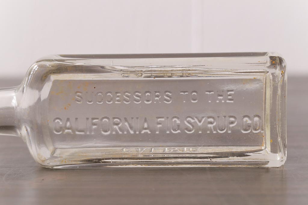 アンティーク雑貨　アメリカビンテージ　California Fig Syrup エンボスが可愛らしいガラスビン(ボトル、硝子瓶)