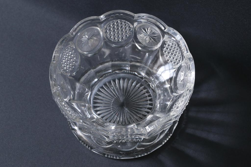 アンティーク雑貨　アメリカビンテージ　レトロな趣きあふれるデザインが魅力のガラス鉢(キャンディーポット、小物入れ)
