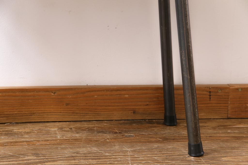 リメイク家具　ケヤキ古材　ちょっとしたスペースで使いやすい小振りな鉄脚ベンチ(板座チェア、椅子、花台、飾り台)
