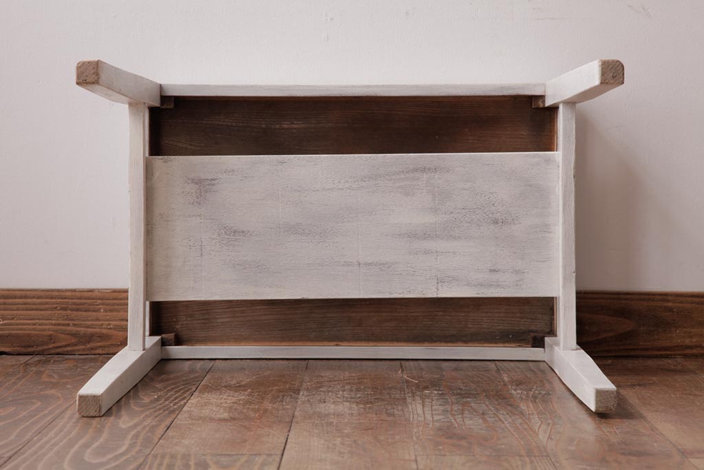 アンティーク雑貨　ペイント家具　シャビーな風合いがおしゃれな棚板付きサイドテーブル(コーヒーテーブル、花台)