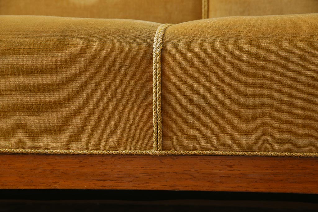 レトロ家具　北欧ビンテージ　デンマーク製　ローズウッド　レトロな雰囲気漂う品のある3人掛けソファ