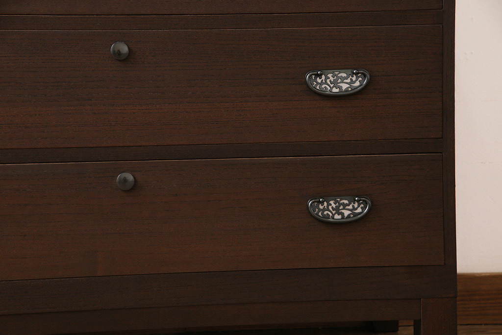 和製アンティーク　リメイク家具　草花モチーフの金具が上品な箪笥ローボード(テレビボード、衣装箪笥)