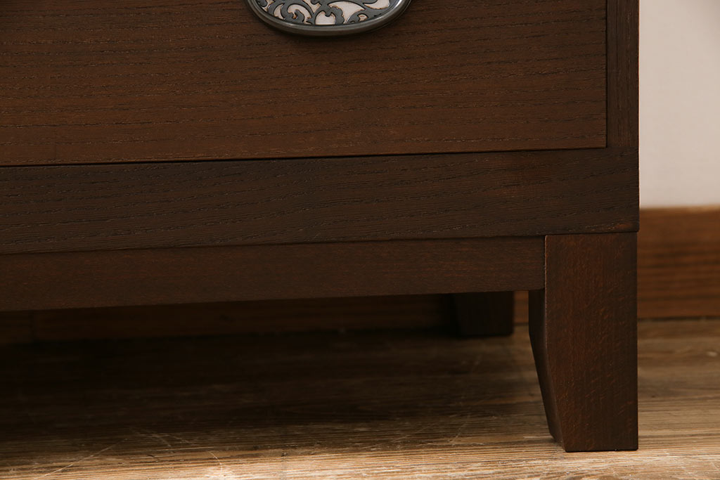和製アンティーク　リメイク家具　草花モチーフの金具が上品な箪笥ローボード(テレビボード、衣装箪笥)