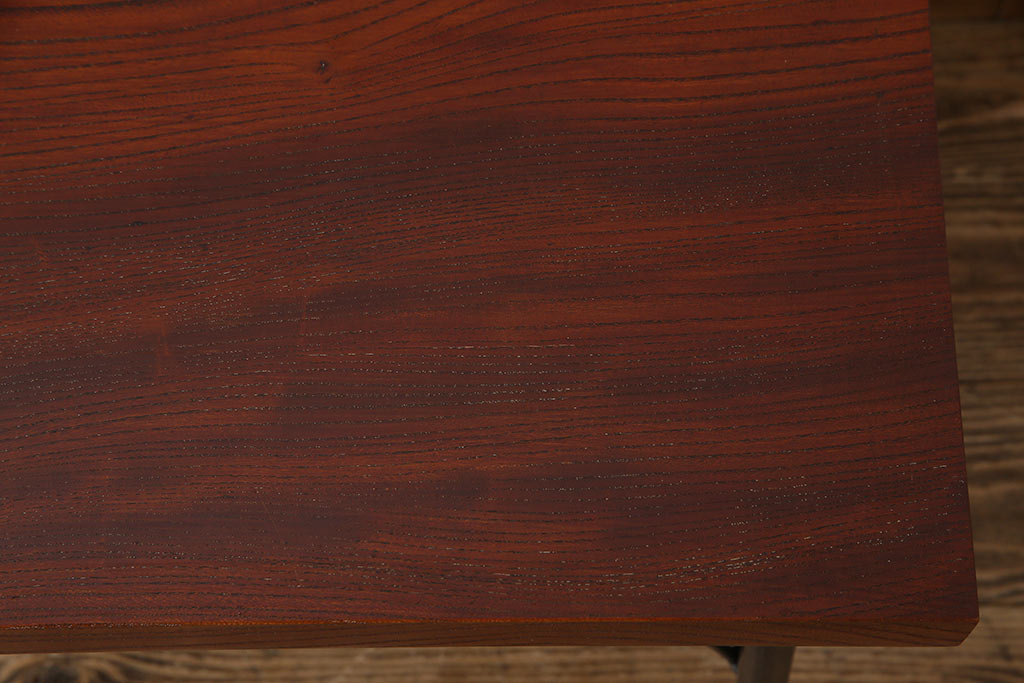 古材リメイク品　天板一枚板　漆塗り　上品な雰囲気漂うケヤキの杢目が美しい鉄脚ローテーブル(飾り台、サイドテーブル)