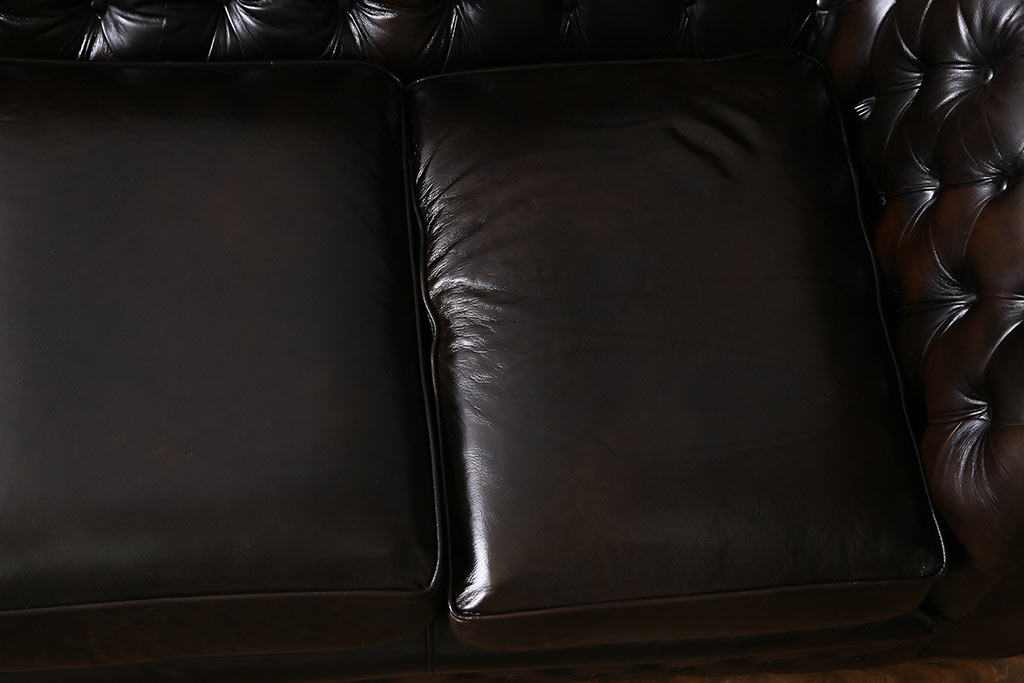 ヴィンテージ家具　イギリスビンテージ　本革　深い色合いの気品漂うチェスターフィールドソファ(3人掛け)