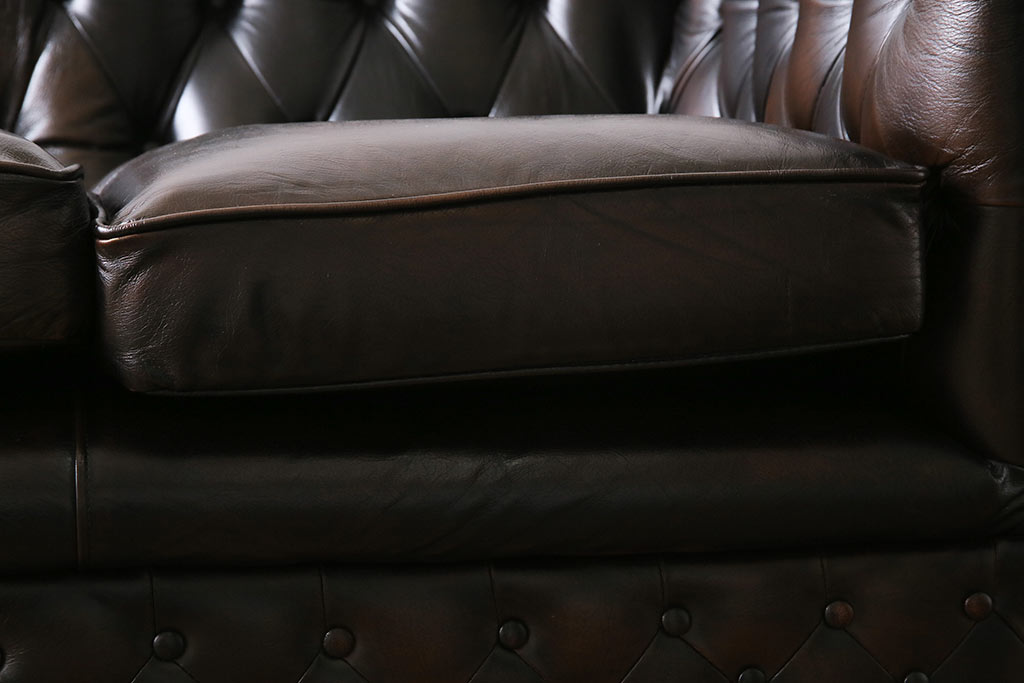ヴィンテージ家具　イギリスビンテージ　本革　深い色合いの気品漂うチェスターフィールドソファ(3人掛け)