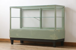 ペイント家具　モールガラス入り　引き戸収納付きレトロなガラスケース(ショーケース、陳列棚、飾り棚)