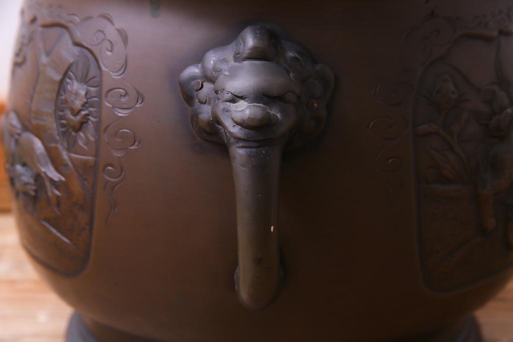アンティーク雑貨　古民具　緻密に描かれた動物の図が目を引く真鍮火鉢(耳付き火鉢、手あぶり)(1)