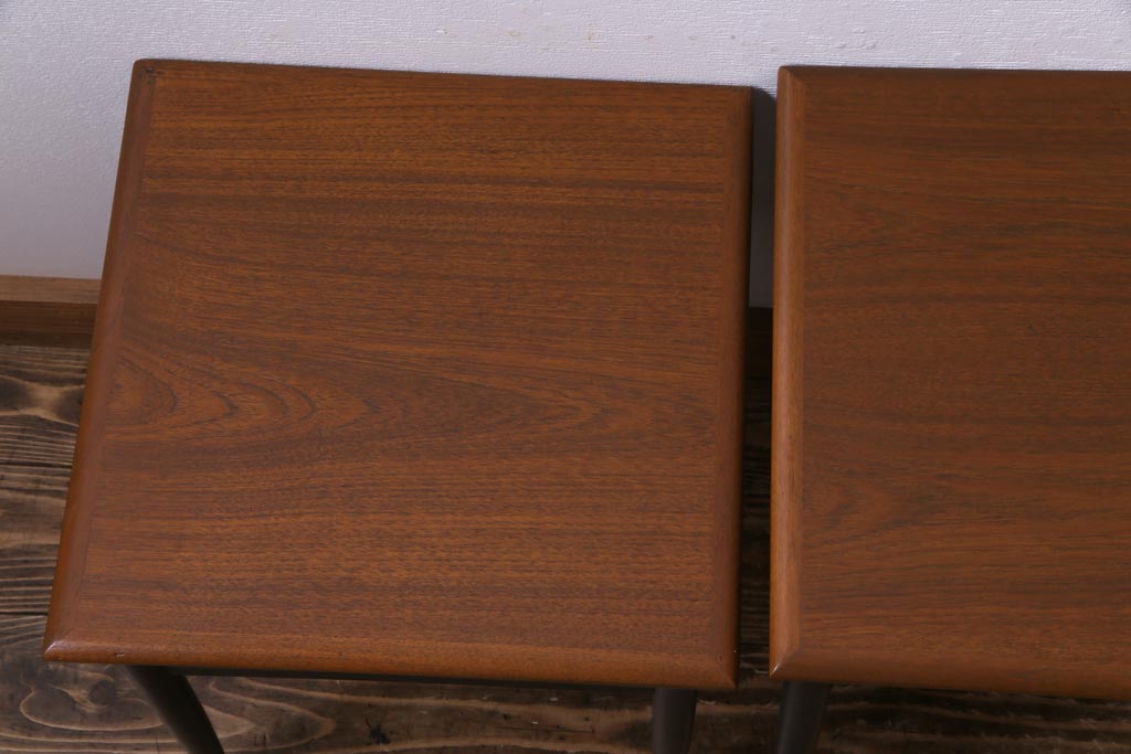 レトロ家具　北欧ビンテージ　チーク材　レトロなタイルトップのネストテーブル(サイドテーブル)