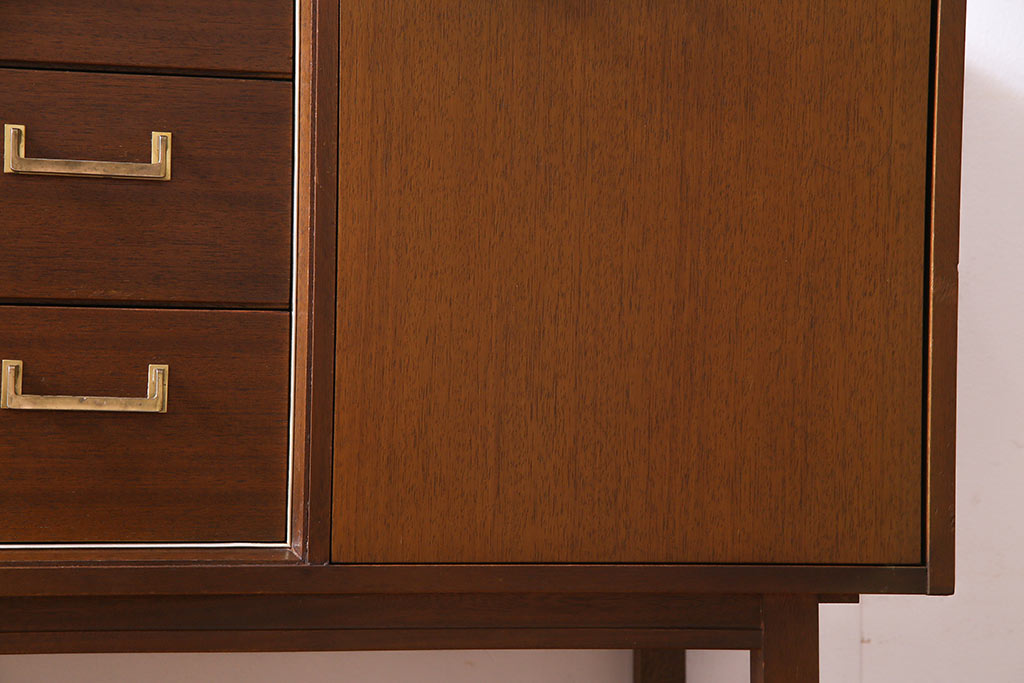 ヴィンテージ家具　イギリスビンテージ　G-PLAN(ジープラン)　Brass-fittedシリーズ　気品漂う北欧スタイルのローボード(収納棚)