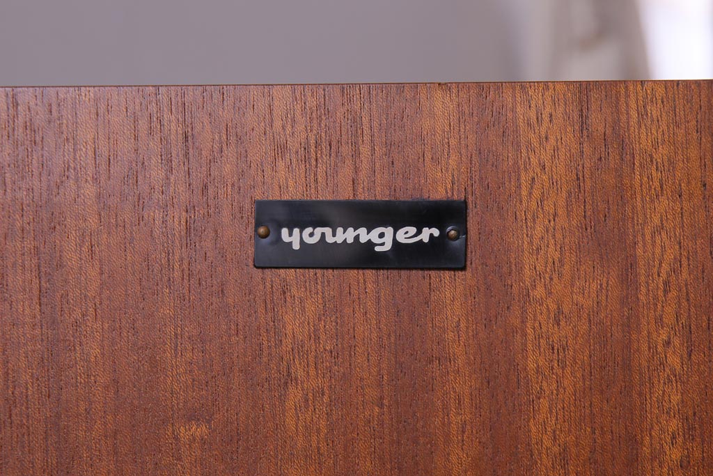ヴィンテージ家具　北欧ビンテージ　yonger(ヤンガー)社　シャープなデザインがおしゃれなサイドボード