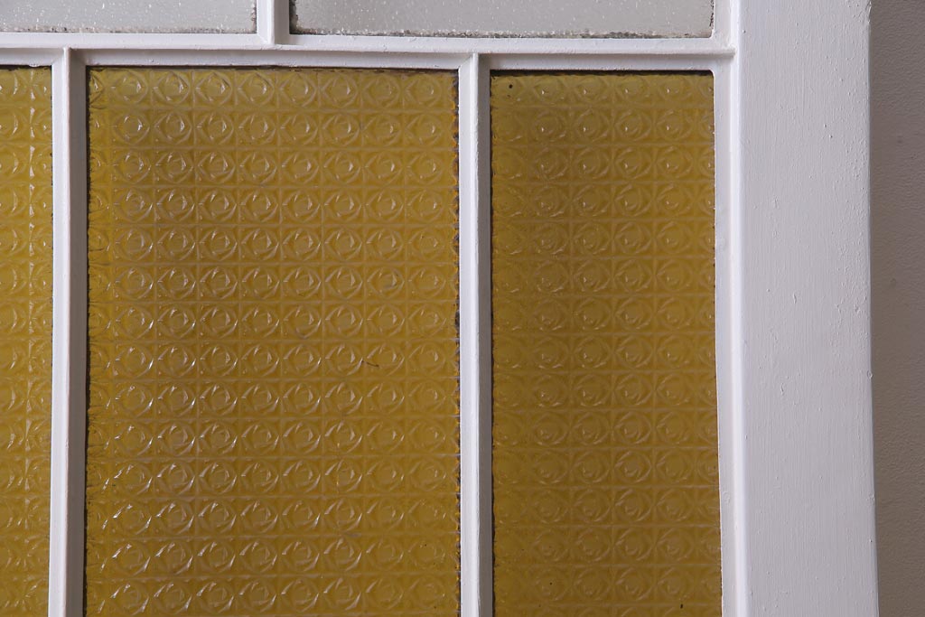 ペイント建具　明るい印象を与えるレトロなプレスガラス入りの鉄製ドア(扉)