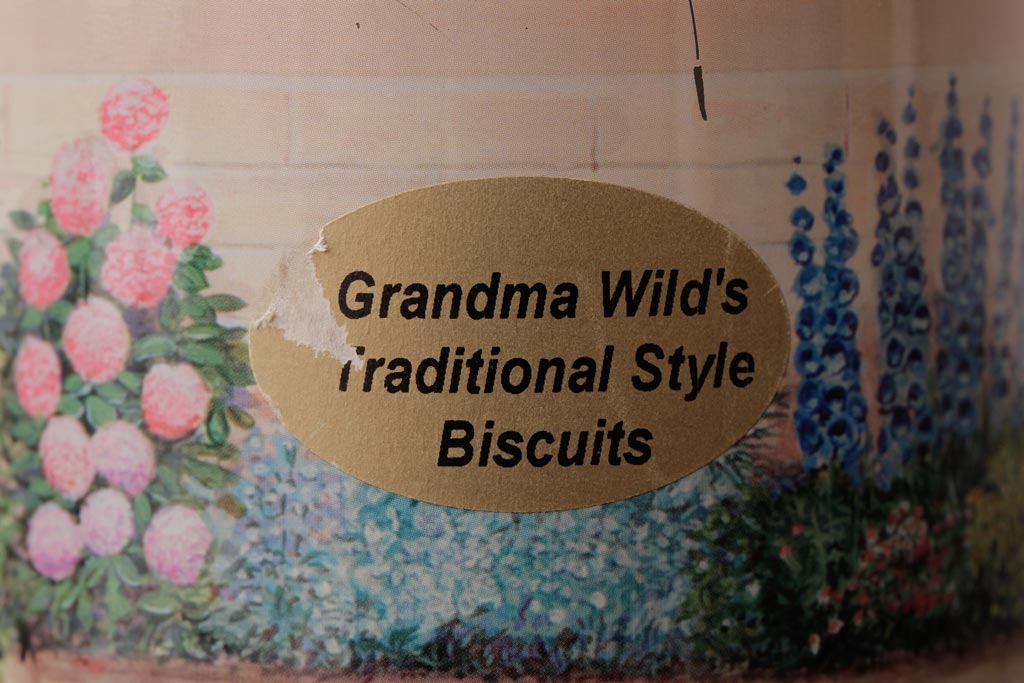 アンティーク雑貨　イギリスビンテージ　Grandma Wild's(グランマ・ワイルド)　淡い色合いが愛らしいティン缶(ブリキ缶、ビスケット缶)