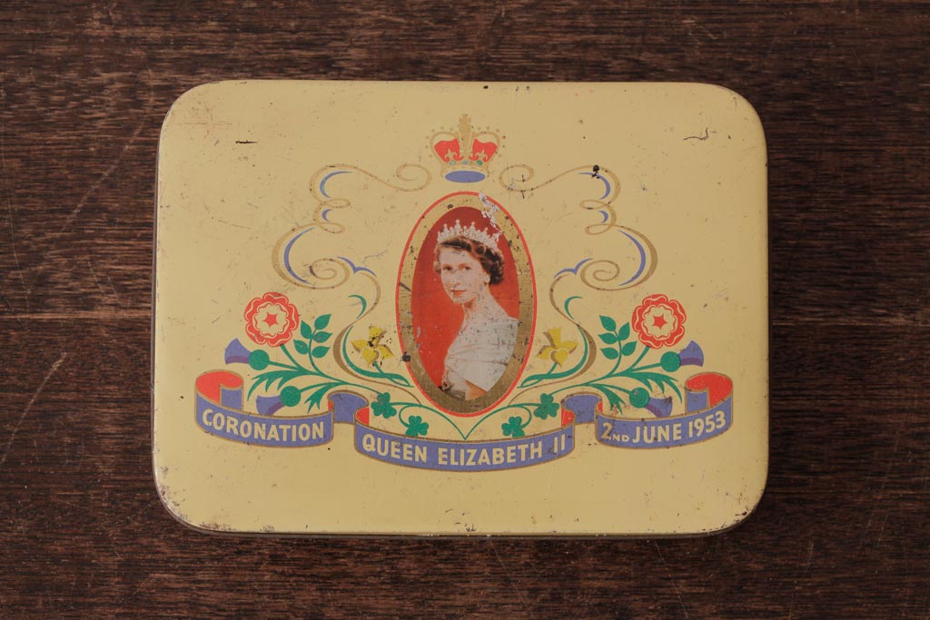 アンティーク雑貨　イギリスビンテージ　Cadbury(キャドバリー)　女王エリザベス二世のティン缶(ブリキ缶)