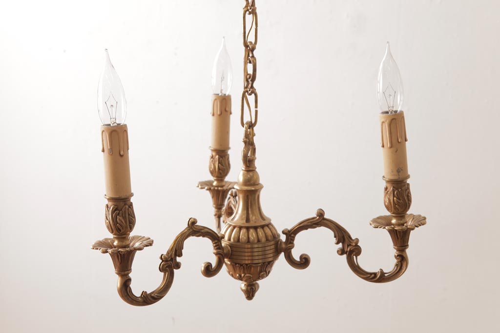 フランスビンテージ 真鍮の細かな装飾が目を引くシャンデリア(3灯