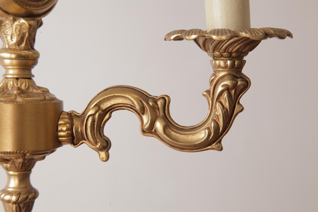 フランスビンテージ　3灯　真鍮製　エレガントな雰囲気が魅力的なシャンデリア(天井照明、吊り下げ照明)