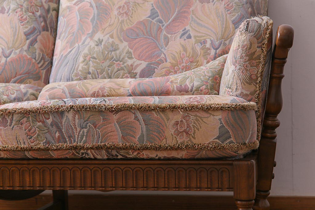 アンティーク家具　ERCOL(アーコール)　York Minster　花柄のファブリックと凝った彫刻を楽しめる二人掛けソファ