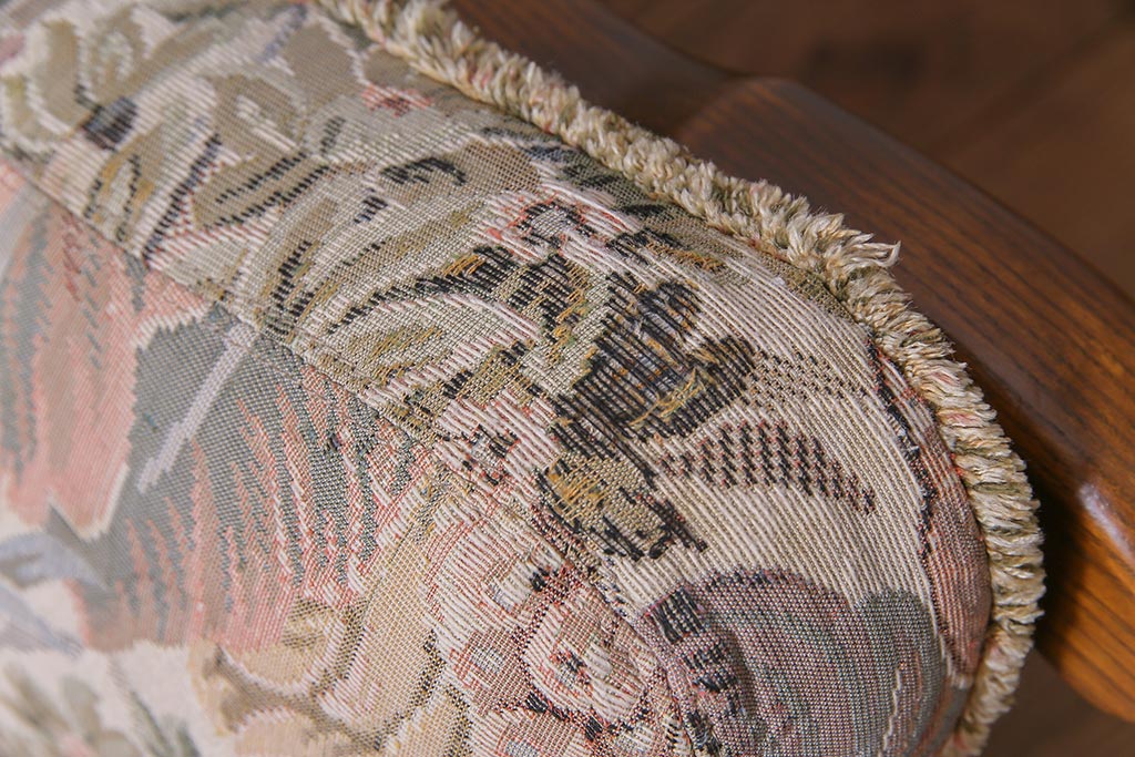 アンティーク家具　ERCOL(アーコール)　York Minster　花柄のファブリックと凝った彫刻を楽しめる一人掛けソファ(1)