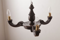 フランスアンティーク　風格のある彫刻が魅力的な木製シャンデリア(3灯、天井照明、吊り下げ照明)