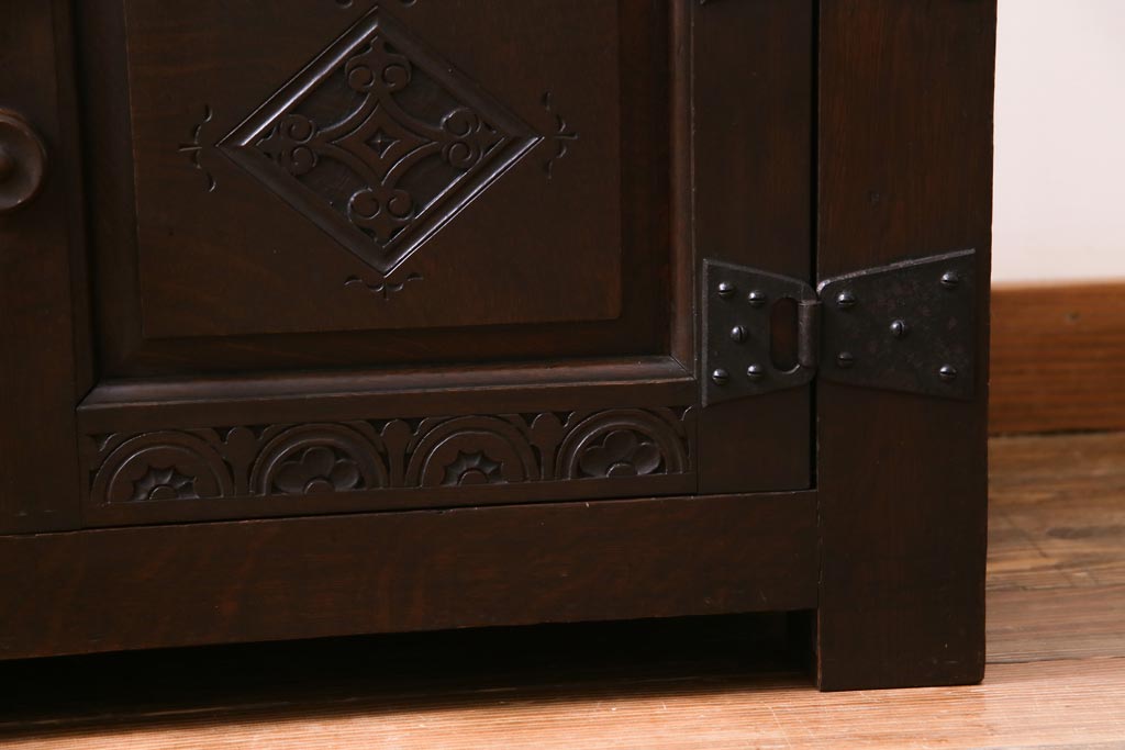アンティーク家具　イギリスアンティーク　オーク材　堅牢な佇まいが存在感のある収納付きベンチ